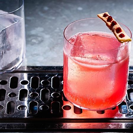 Riggs Washington Dc 호텔 외부 사진 A Pink Lady