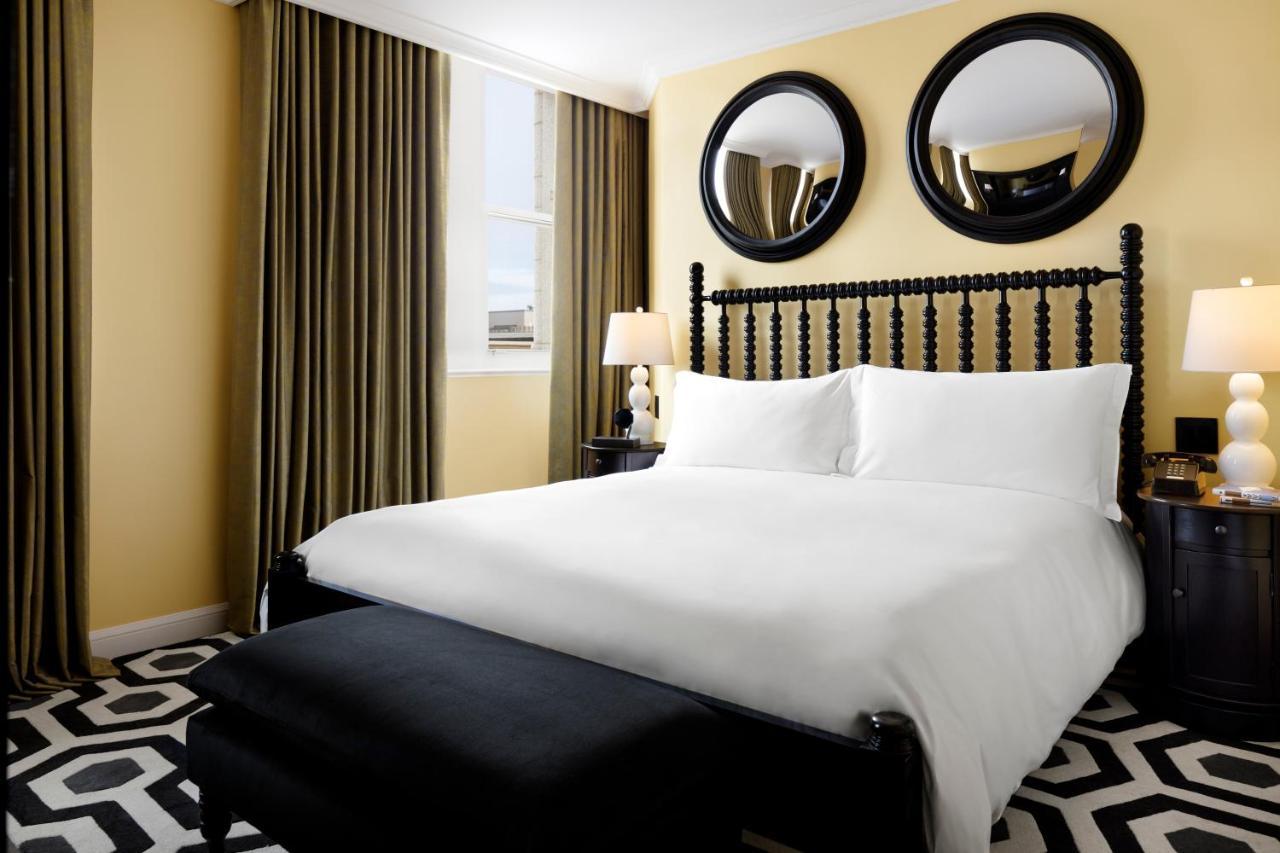 Riggs Washington Dc 호텔 외부 사진 A bedroom at the Hotel Commonwealth