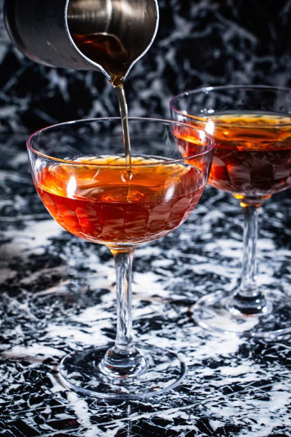 Riggs Washington Dc 호텔 외부 사진 A cognac being poured into a glass