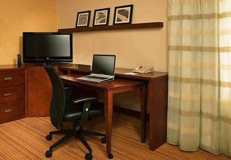 Riggs Washington Dc 호텔 외부 사진 A typical work desk in a Residence Inn