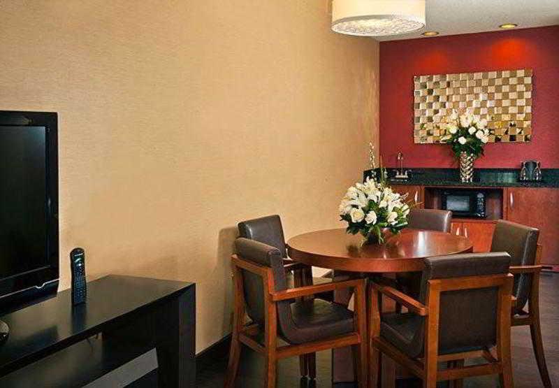 Riggs Washington Dc 호텔 외부 사진 A living room in a typical suite at the hotel