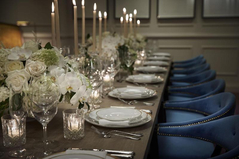 Riggs Washington Dc 호텔 외부 사진 A table set for a dinner party