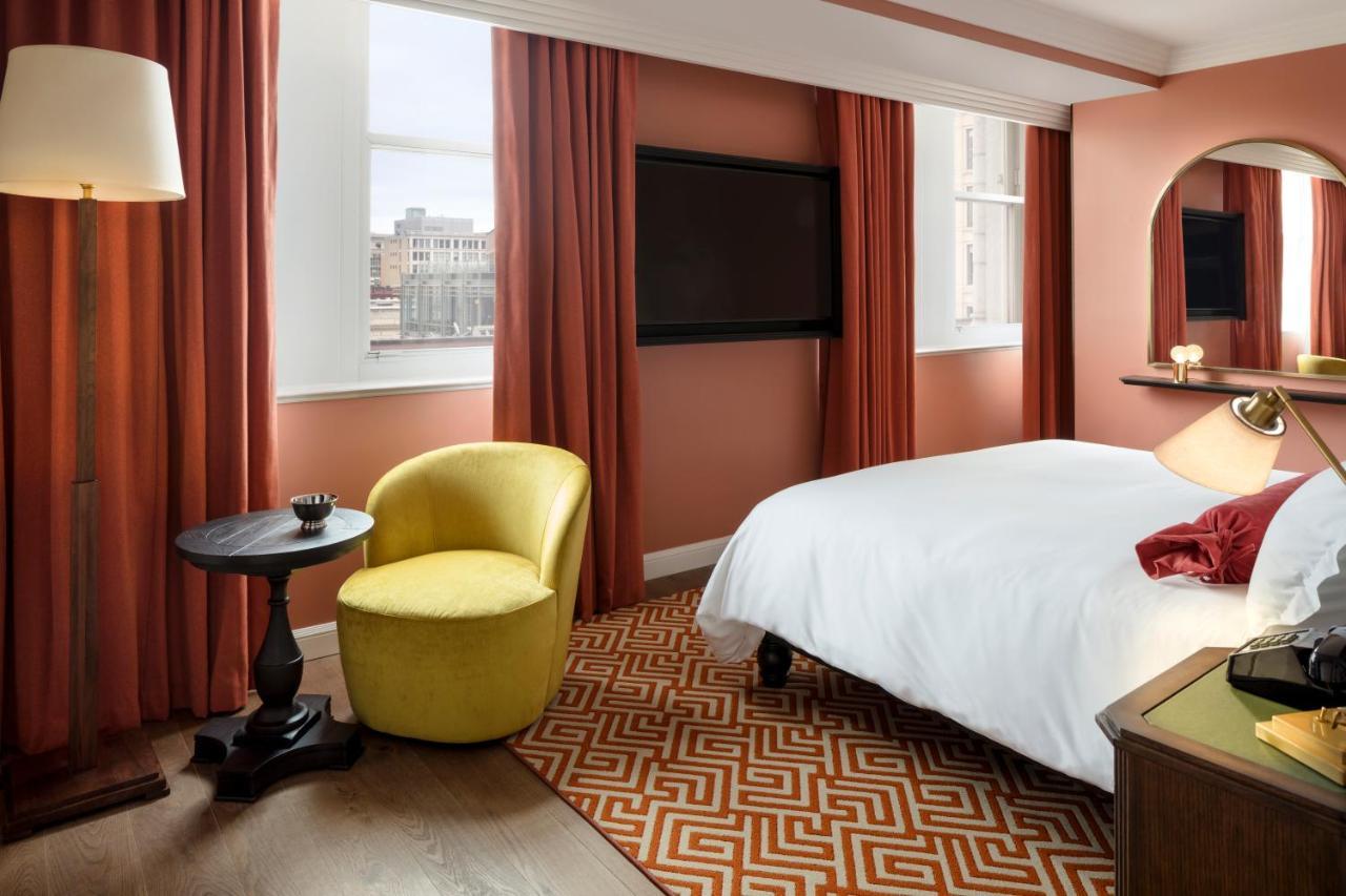 Riggs Washington Dc 호텔 외부 사진 A bedroom at the hotel